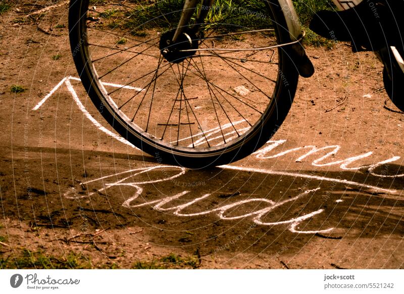 Manu & Rudi Namen Wort Pfeil Schilder & Markierungen Kreideschrift Fahrrad Wege & Pfade fahren Ziel Richtung Schattenwurf Zeichen Hinweis rechts Wegweiser