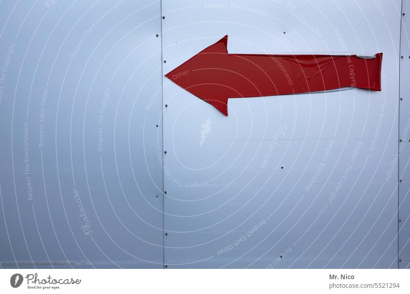 hilfreich | richtungsweisend Pfeil Richtung Orientierung Wegweiser Schilder & Markierungen Navigation Hinweis Wege & Pfade Empfehlung Hinweisschild rot Links