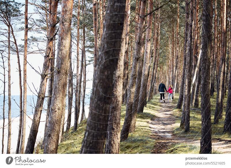 Familie beim Spaziergang im Wald am Meer. Ferien am Meer verbringen. Sommerreise. Freie Zeit genießen Ausflug MEER laufen Strand Person Urlaub reisen im Freien