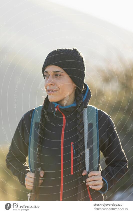 Eine junge Frau, Bergsteigerin, genießt im Schutz der Kälte auf dem Gipfel eines Berges die Landschaft und die Natur. Person Frauen Lifestyle Erwachsener