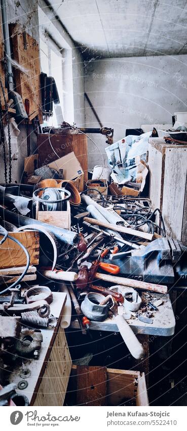 Unaufgeräumte Kellerwerkstatt Werkstatt, Werkzeug Chaos Unordnung Durcheinander Arbeitsplatz Garagenwerkstatt Handwerk Farbfoto