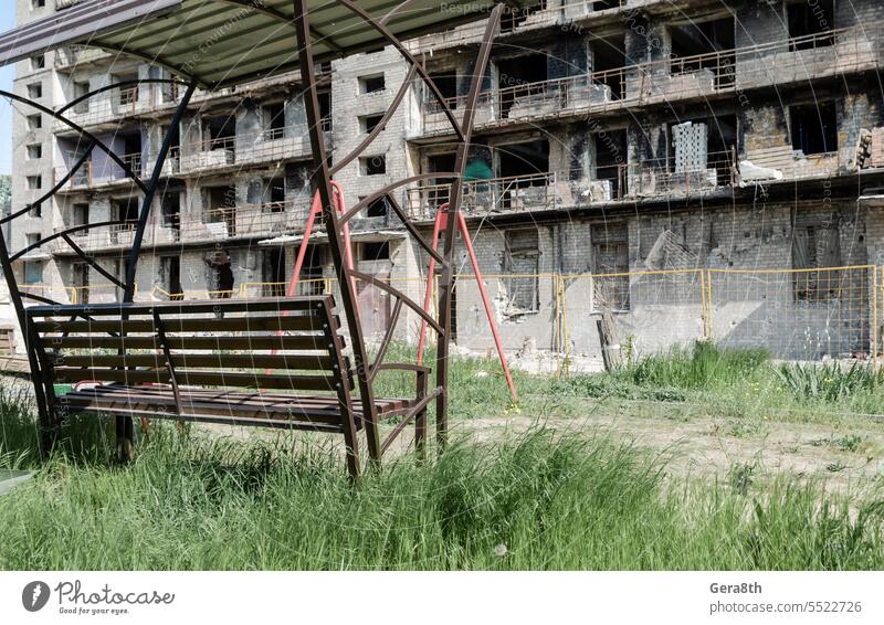 zerstörte und verbrannte Häuser in der Stadt im Ukraine-Krieg aussetzen Verlassen attackieren gesprengt Bombardierung gebrochen Gebäude ausgebrannt Großstadt