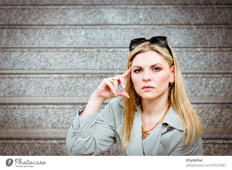 Portrait einer jungen blonden Frau weiblich attraktiv Gesicht Ausstrahlung selbstbewusst Gefühle selbstbewußt langhaarig authentisch Erwachsene Identität schön