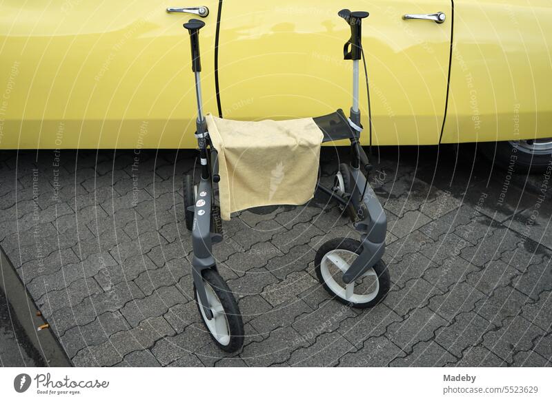 Rollator als Gehhilfe mit Putzlappen in Gelb und französische Limousine der Sechzigerjahre und Siebzigerjahre im Sommer beim Oldtimertreffen Golden Oldies in Wettenberg Krofdorf-Gleiberg in Hessen