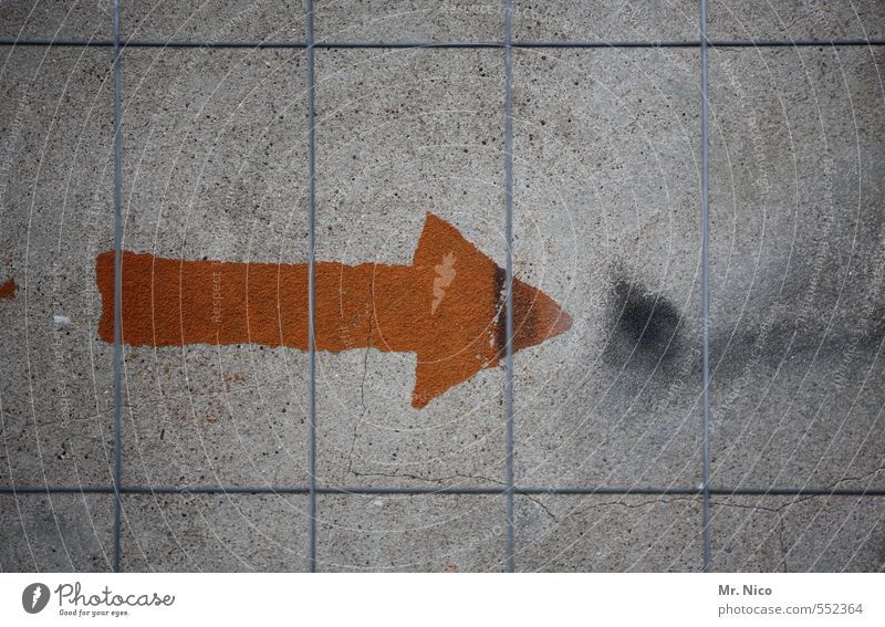 Déjà-vu Gebäude Mauer Wand Fassade orange Pfeil richtungweisend Bauzaun Hausbau Renovieren Baustelle Beton grau Punkt dreckig Schilder & Markierungen abstrakt