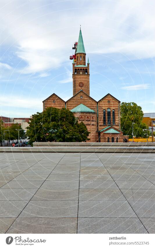 St. Matthäus mit Baukran architektur außen avant garde bauhaus berlin berliner philharmonie fassade hans scharoun kirche kirchturm konzert konzerthalle