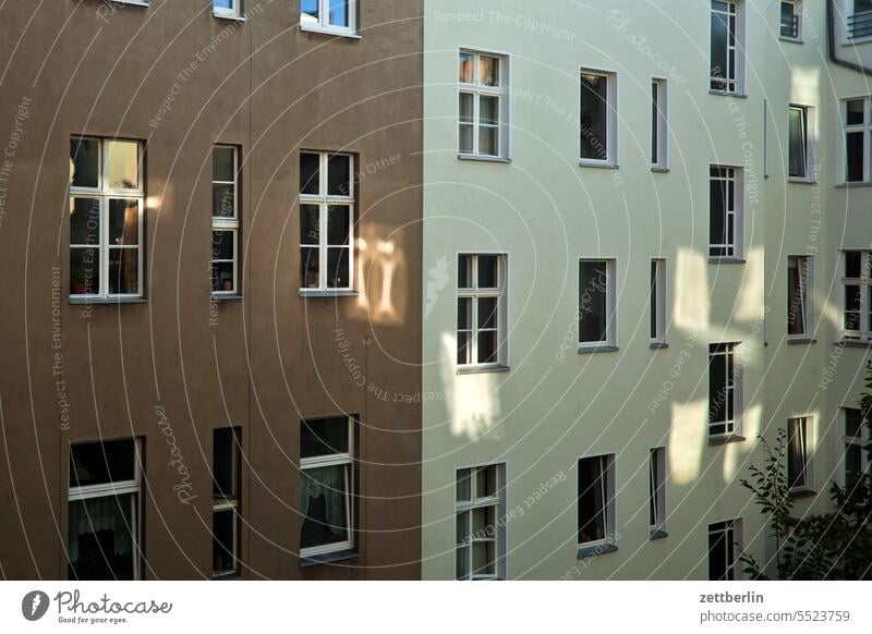 Lichtflecke im Hinterhof altbau außen brandmauer fassade fenster haus himmel himmelblau hinterhaus hinterhof innenhof innenstadt kiez mehrfamilienhaus