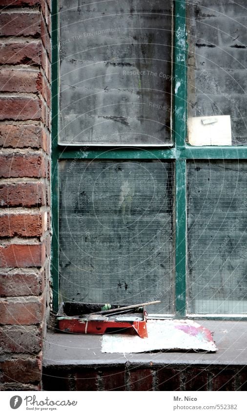 des künstlers fenster Wohnung Renovieren Arbeit & Erwerbstätigkeit Handwerker Anstreicher Künstler Industrieanlage Fabrik Gebäude Mauer Wand Fenster alt dreckig