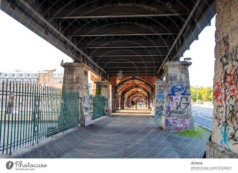 Unteroberbaum Oberbaumbrücke Zentralperspektive Graffiti Brücke Spree Säulen unten Durchgang Säulengang Fußgängerbrücke Architektur Berlin Friedrichshain