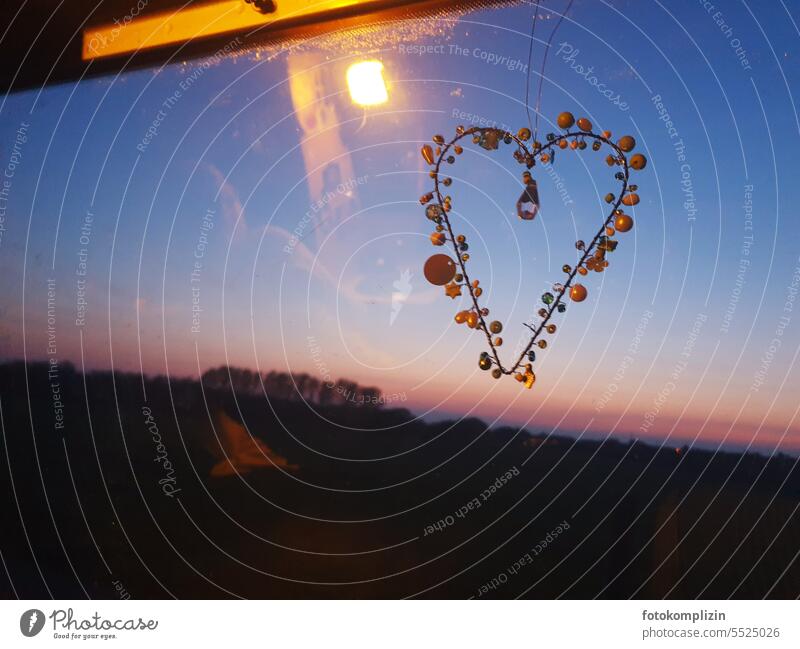 Herz am Fenster Liebe Reisen Landschaft Natur Himmel Dämmerung herzförmig Anhänger Romantik Verliebtheit Gefühle Liebesbekundung Liebeserklärung