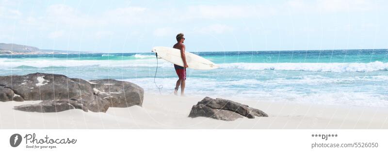 Surfer am Strand von Australien auf dem Weg ins Meer Himmel Wellen Surfbrett Mann Sport Küste Surf-Wellen Surfen Lifestyle sportlich Extremsport Wasser