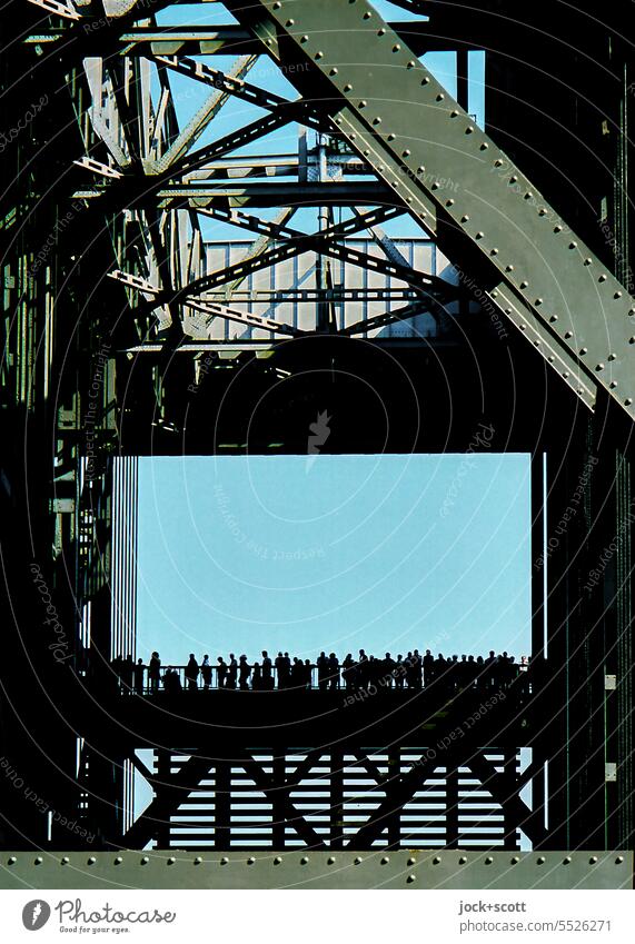 viele Leute auf dem gigantischen Schiffshebewerk Architektur Bauwerk Strukturen & Formen Industriedenkmal historisch Schatten alt Silhouette Sonnenlicht Stil