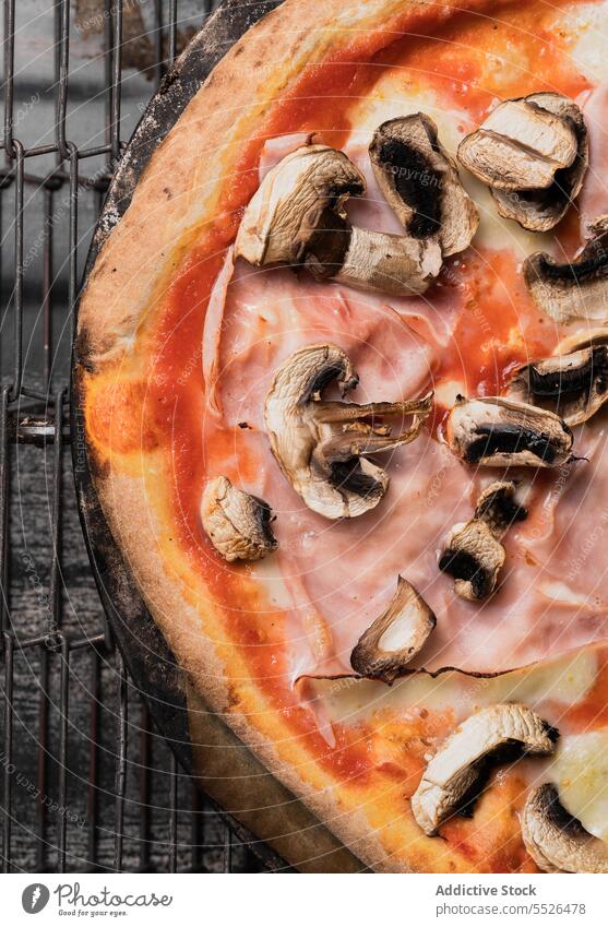 Leckere Pizza mit Pilzen in der Bratpfanne bei Tageslicht Käse selbstgemacht gebacken lecker Saucen Tomate geschmackvoll Raster Mahlzeit Küche appetitlich