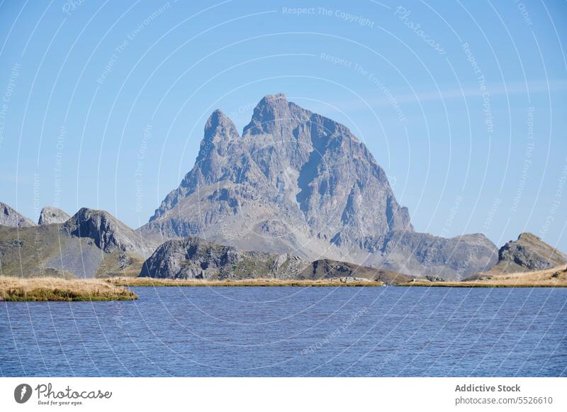 Ruhiger See, umgeben vom Pic du Midi d'Ossau Berge u. Gebirge Pyrenäen Gipfel Kamm Reittier Stein Felsen Berghang Ambitus felsig rau malerisch Landschaft Umwelt