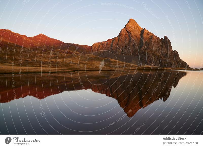 Ruhiger See, umgeben vom Berg Anayet Peak Berge u. Gebirge Pyrenäen Gipfel anayet Kamm Reittier Stein Felsen Berghang Dämmerung Ambitus felsig rau malerisch