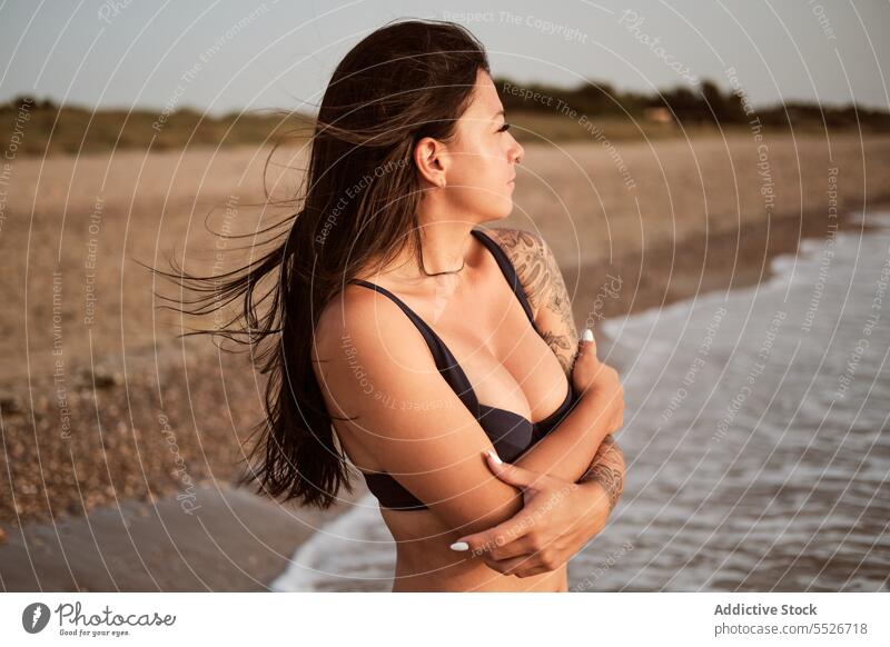 Sorglose Frau im BH am Strand MEER Urlaub Stil attraktiv Sommer Meer jung schlank Küste charmant Natur dunkles Haar Dame stehen Wasser sinnlich sorgenfrei