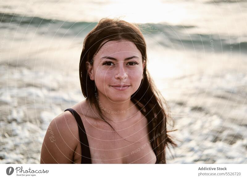 Sorglose Frau im BH am Strand MEER Urlaub Stil attraktiv Sommer Meer jung schlank Küste charmant Natur dunkles Haar Dame stehen Wasser sinnlich sorgenfrei