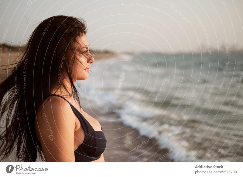 Sorglose Frau im BH am Strand MEER Urlaub Stil attraktiv Sommer Meer jung schlank Küste charmant Natur dunkles Haar Dame stehen Wasser sinnlich sorgenfrei