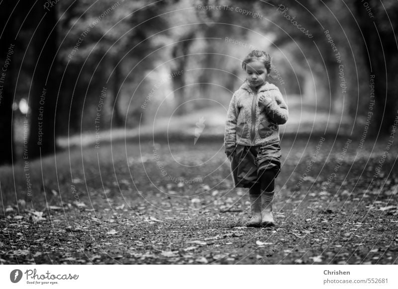 In Gedanken Gesundheit Mensch feminin Kind Kleinkind Mädchen Familie & Verwandtschaft Kindheit 1 Natur Herbst Wald Wege & Pfade Hose Jacke Gummistiefel brünett