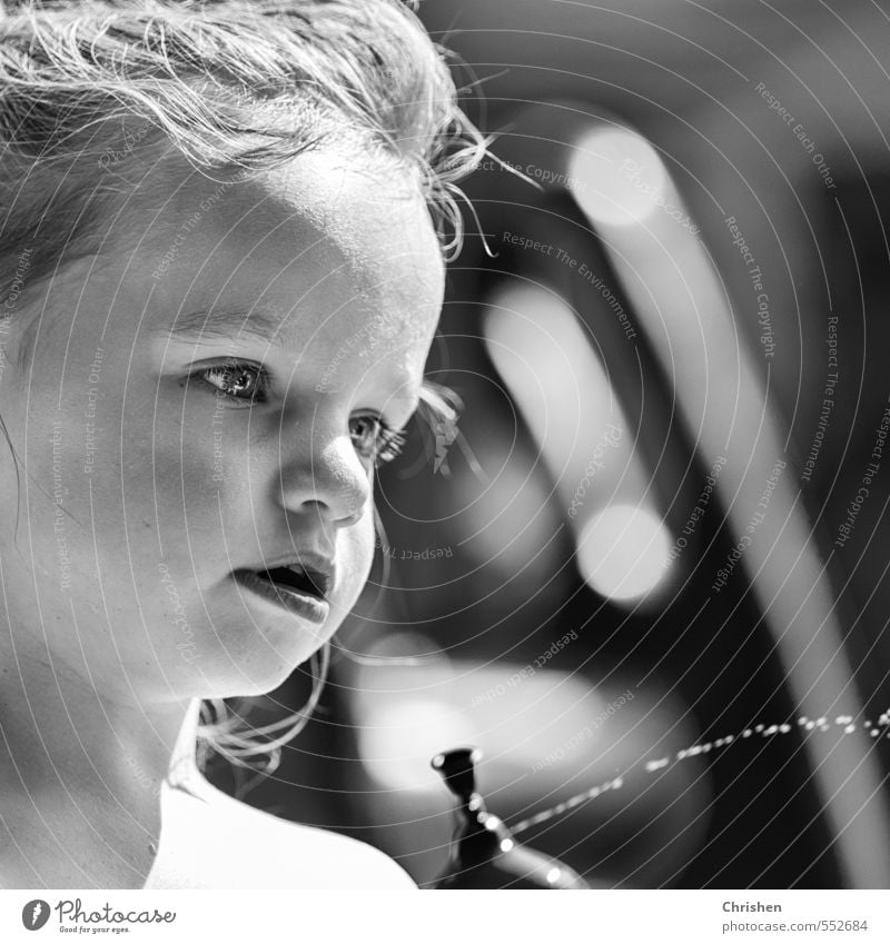 Vertieft Mensch feminin Kind Kleinkind Familie & Verwandtschaft Kindheit Kopf 1 Wasser Sommer Schönes Wetter Luftballon wasserballon Tropfen beobachten Denken