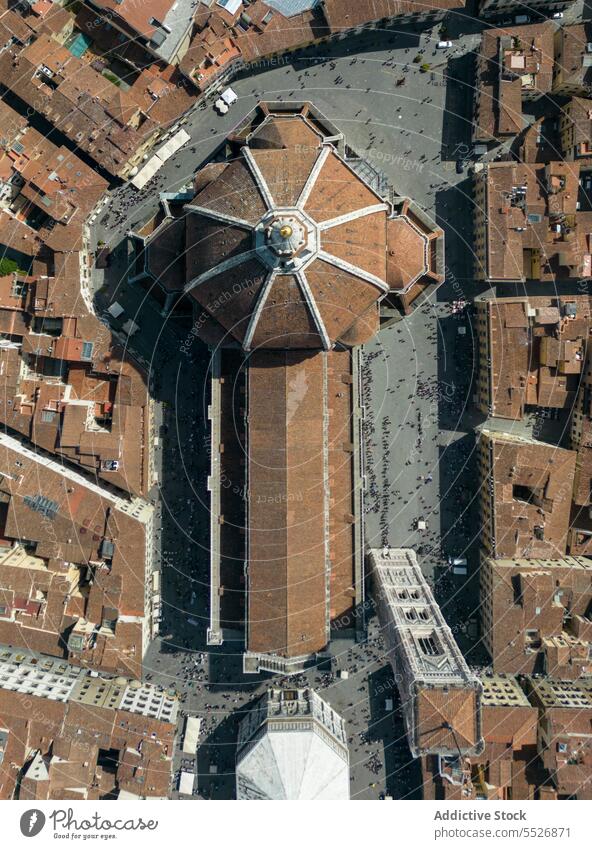 Drohnenansicht der Kathedralkirche in einer von Häusern umgebenen Stadt Dom Kathedrale Gebäude Architektur Stadtbild Großstadt historisch Dach Außenseite