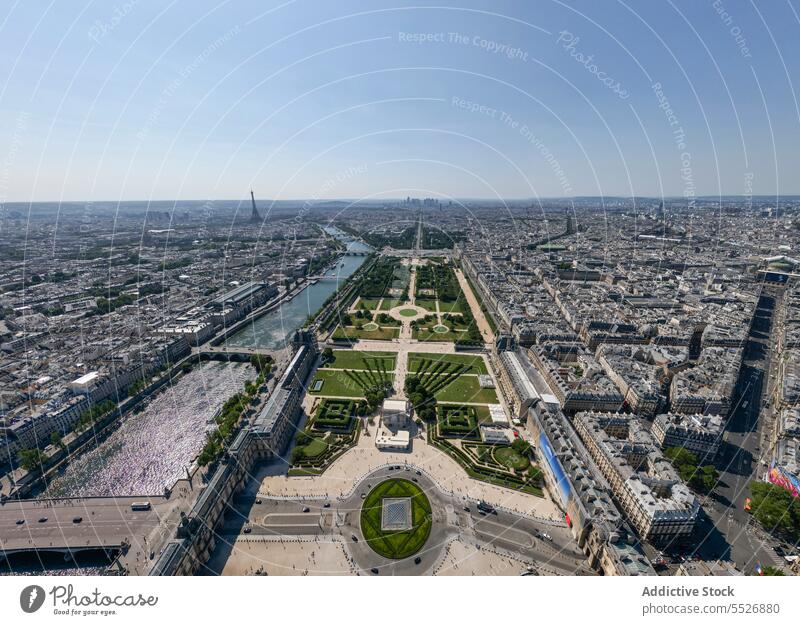 Stadtbild von Paris mit Marsfeld champ de mars Tour d'Eiffel Wahrzeichen Sightseeing marsfeld Tourismus reisen Ausflugsziel anziehen Gebäude Großstadt berühmt