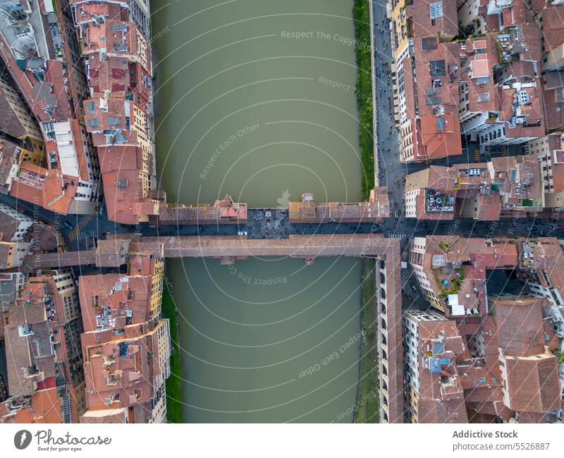 Drohnenansicht einer Brücke über einen Fluss in einer Stadt mit engen Straßen Dach Architektur Großstadt Gebäude alt Außenseite Stadtbild Haus wohnbedingt