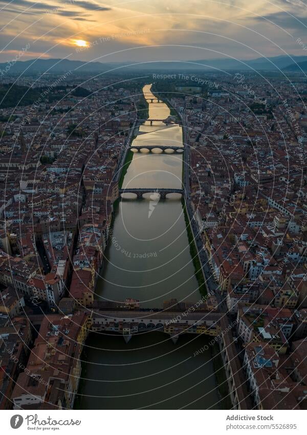 Drohnenansicht einer Stadtlandschaft mit Fluss dazwischen und Wohngebäuden Stadtbild Sonnenuntergang Architektur Himmel Großstadt Gebäude Brücke Straße