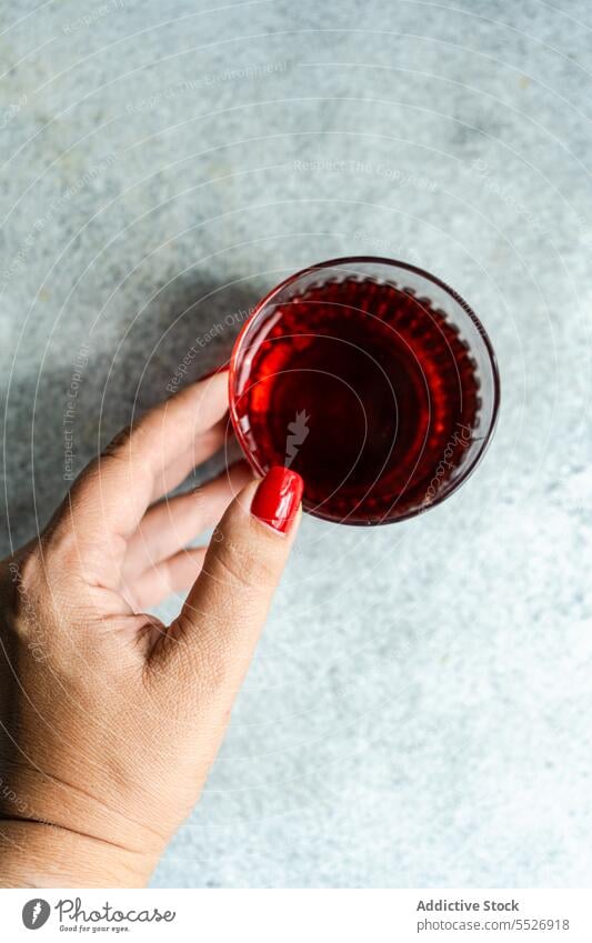 Von oben anonyme Frau mit einem Glas Saperavi-Rotwein saperavi Georgien Alkohol Getränk Cocktail dienen trinken Aperitif Schnaps traditionell Verkostung