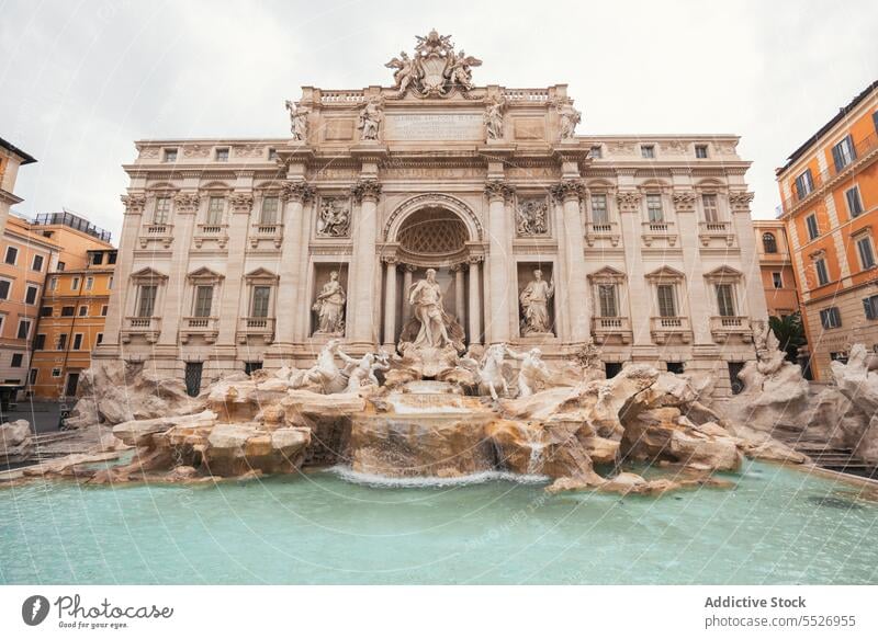 Der berühmte Trevi-Brunnen auf der Piazza Di Trevi in Rom (Italien) Fontana di trevi historisch touristisch Kultur Kaiserreich Straße Statue Sightseeing Quadrat