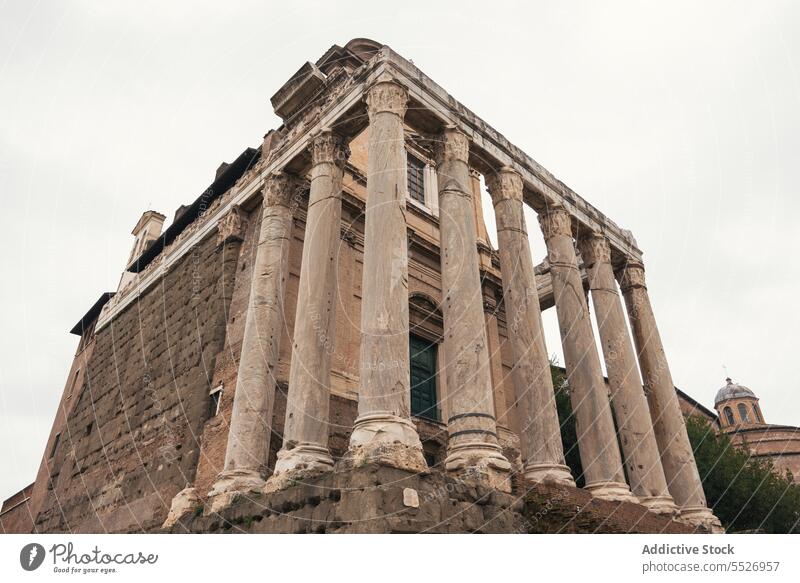 Antoninus- und Faustina-Tempel in Rom Fassade Tourismus Archäologie mittelalterlich Kapitolin palatine Plaza Kaiserreich Italien Sightseeing Roma Erbe antik