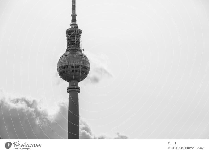 Fernsehturm Berlin S/W Herbst s/w Mitte Wolken Stadt Außenaufnahme Stadtzentrum Hauptstadt Tag Architektur Menschenleer Bauwerk Schwarzweißfoto Gebäude bnw