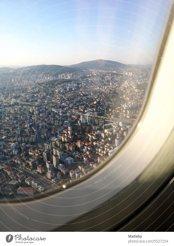 Blick aus dem Fenster eines Verkehrsflugzeug beim Landeanflug im Licht der Abendsonne auf den Flugplatz Sabiha Gökcen im Stadtteil Kurtköy und Pendik in Istanbul am Bosporus in der Türkei