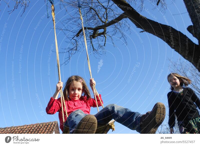 Schaukeln Mädchen Kindheit schaukeln Baum Spielen Freude Bewegung Außenaufnahme Lebensfreude Fröhlichkeit Glück Spaß Sommer Kinderspiel Farbfoto Leichtigkeit