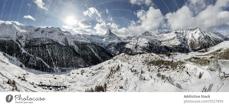 Verschneites Gebirge im hellen Sonnenlicht Kamm Berge u. Gebirge Tal Gipfel Landschaft Schnee Ambitus Natur malerisch spektakulär Berghang Gelände Alpen Schweiz