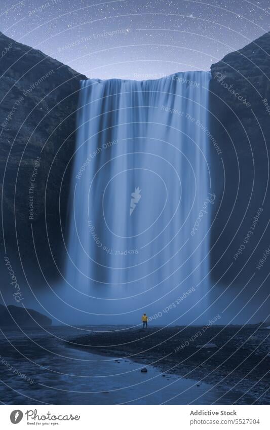 Blick auf einen beeindruckenden Wasserfall unter den Sternen in Island Klippe Himmel Natur Landschaft Fluss strömen reisen Ausflug Reise rau Felsen fließen