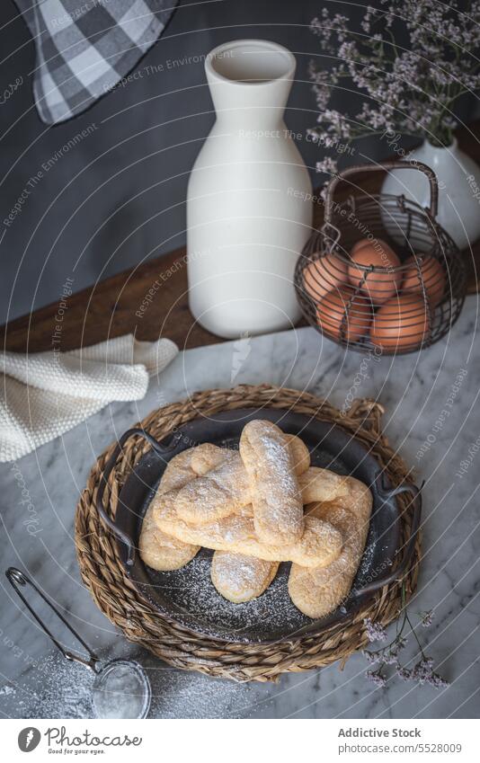 Tablett mit knusprigen Löffelbiskuits auf dem Tisch Schwamm Biskuit kulinarisch knackig Zucker süß backen Stapel Haufen Dessert kleben Gebäck Küche