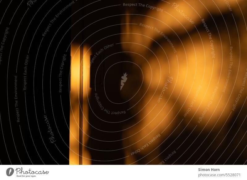 Diffuses Licht auf Türrahmen und Wand diffus diffuses Licht Morgenlicht Lichtstimmung Tagesanfang Eingang Schatten Kontrast Licht und Schattenspiel