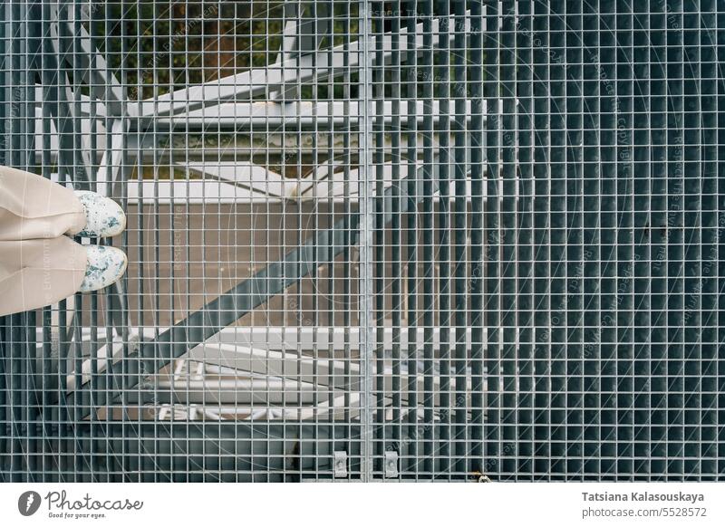 Gehen in der Luft: Beine und Füße auf dem hängenden Mesh Observation Deck Am Rande der Gefahr persönliche Perspektive Sichtweise Drahtgitter Frau Stehen