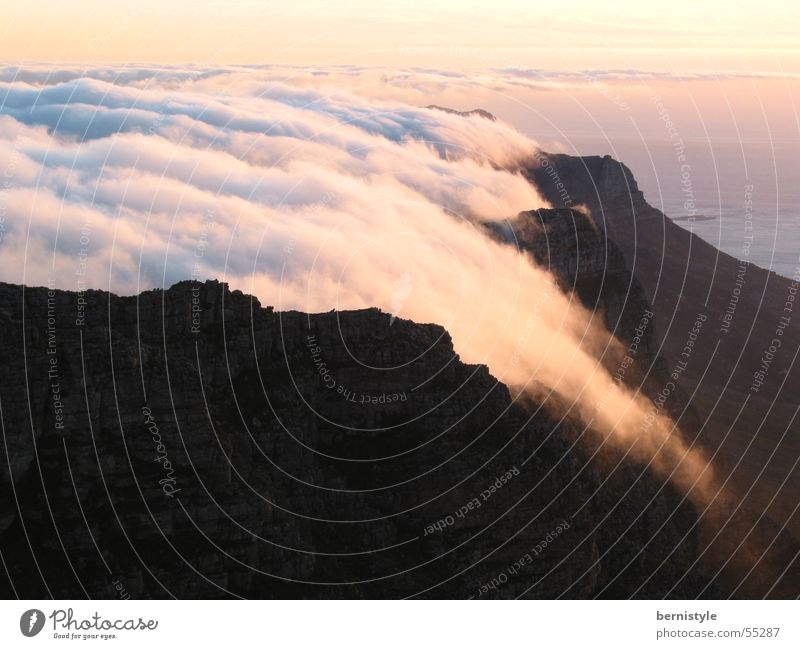 Table Mountain Wolken Sonnenuntergang Außenaufnahme Kapstadt Berge u. Gebirge Freude Freiheit Landschaft