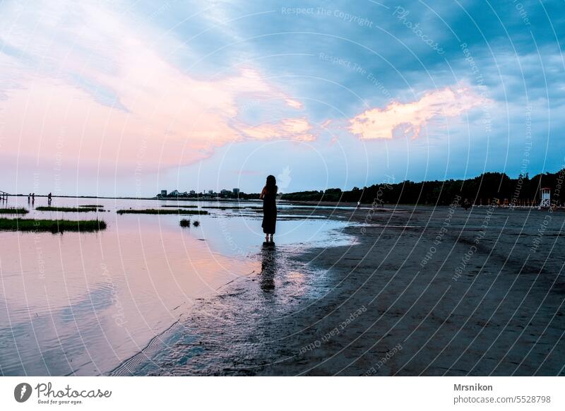 Am Abend Italien Küste Meer Meereslandschaft Abenddämmerung Abendstimmung Abendsonne Abendlicht abendliches Licht allein stille Frau Wasser Wasseroberfläche