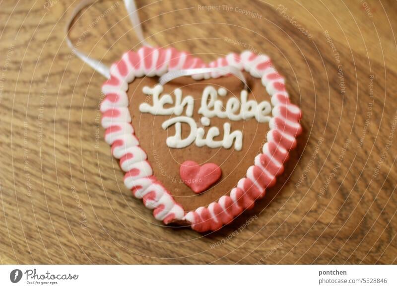 angeknabbertes lebkuchenherz mit schrift. ich liebe dich. liebesbekundung satz beschriftung Liebe Liebeserklärung Romantik Verliebtheit Liebesgruß