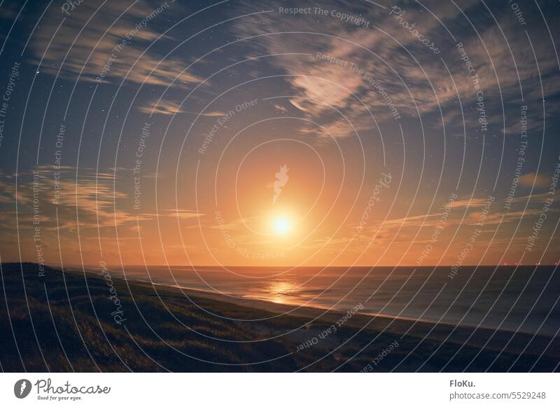 Monduntergang Küste Strand Nacht Meer Wasser Himmel Außenaufnahme Nachthimmel Farbfoto Sommer Menschenleer Sand Licht Horizont Langzeitbelichtung Natur