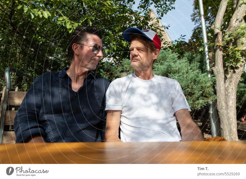 Freundschaft lars Tim Trzoska Prater Herbst Farbfoto Tag Außenaufnahme Berlin Mann Mensch Prenzlauer Berg Biergarten