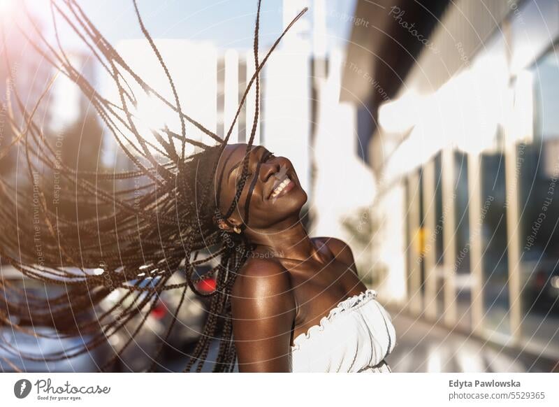 Porträt einer schönen Frau mit Dreadlocks im Freien Erwachsener attraktiv schwarz Selbstvertrauen selbstbewusst cool Mädchen Frisur Freizeit Lifestyle natürlich