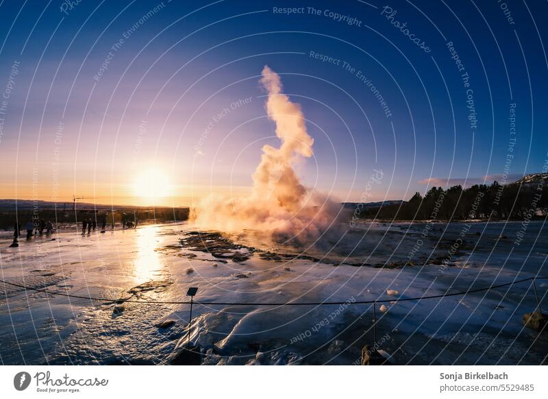 Unwirkliche Stimmung am Strokkur in Island Geysir isländisch Landschaft Ferien & Urlaub & Reisen vulkanisch Natur Wasser Tourismus Außenaufnahme Golden Circle