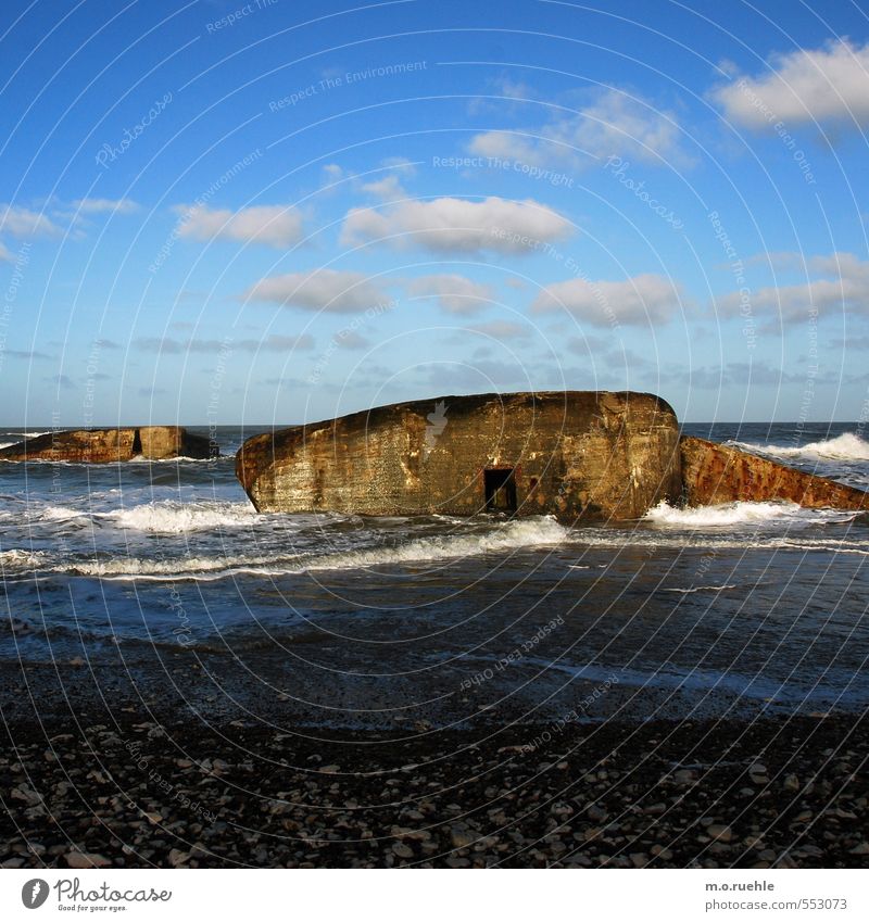 still fighting Ausflug Ferne Strand Meer Wellen Umwelt Natur Himmel Herbst Schönes Wetter Küste Nordsee Dänemark Menschenleer Bauwerk Bunker Denkmal Aggression