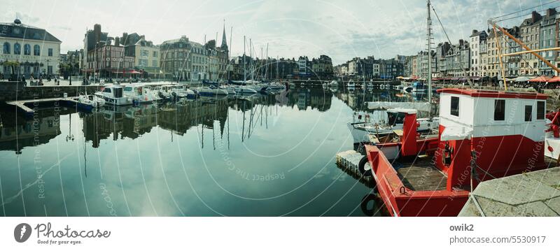 Honfleur Hafenstadt Kleinstadt Frankreich friedlich Farbfoto Altstadt Normandie Département Calvados Symmetrie Vieux Bassin Alter Hafen malerisch