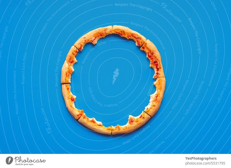Pizzareste von oben auf einem blauen Hintergrund abstrakt gebacken beißt hell Tabelle Käse Farbe farbenfroh Komfort Konzept Krümel Kruste Küche lecker
