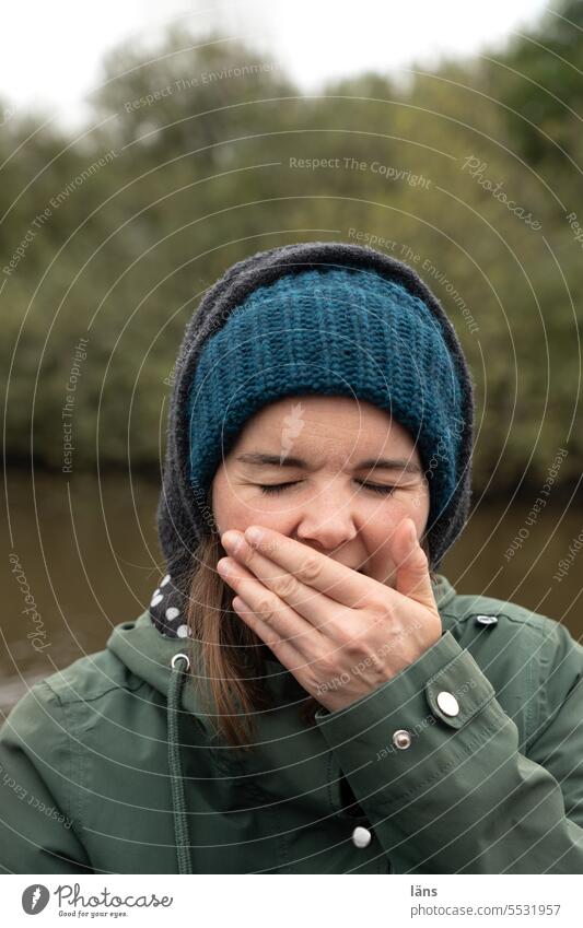 Weites Land l wenn die Müdigkeit kommt Frau Porträt müde Gesicht erschöpft Mensch Hand vor dem Mund geschlossene Augen